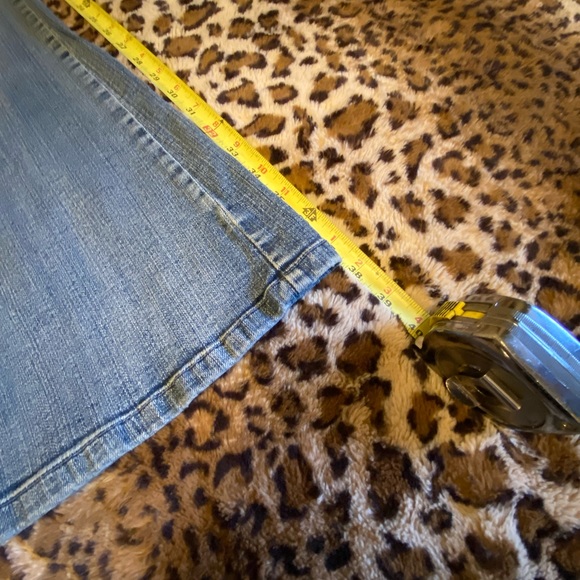 Delia’s Bailey Jeans size 9/10S Distressed medium fade rinse jeans. EUC - Picture 4 of 11